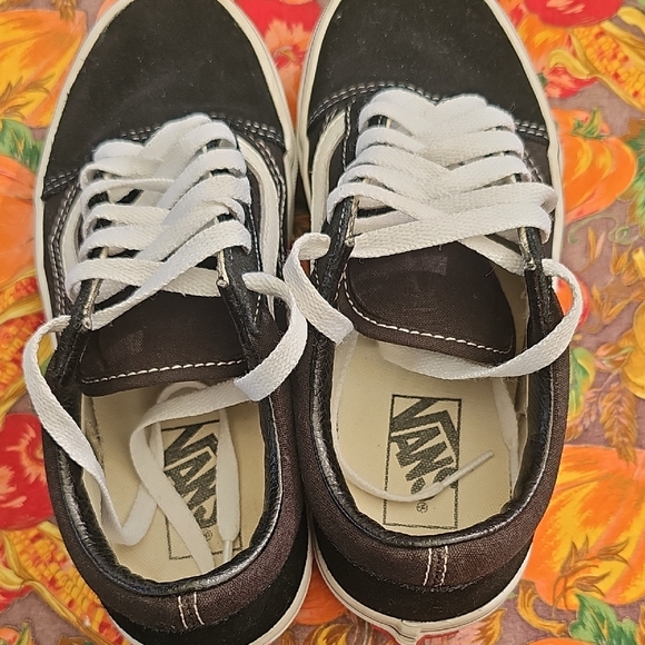 Vans Black and White Low-Top Shoes - Picture 10 of 12